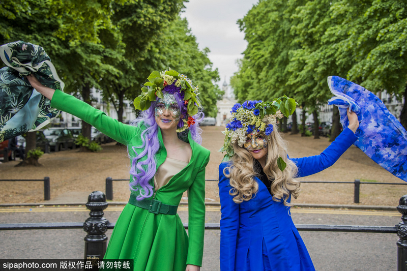 英街頭上演鮮花時(shí)尚展 模特似花仙子