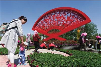 銀川35萬(wàn)盆鮮花裝點(diǎn)街道廣場(chǎng)迎五一
