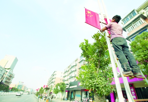 安徽：國(guó)旗 鮮花 亮化扮靚江城迎“雙節(jié)”